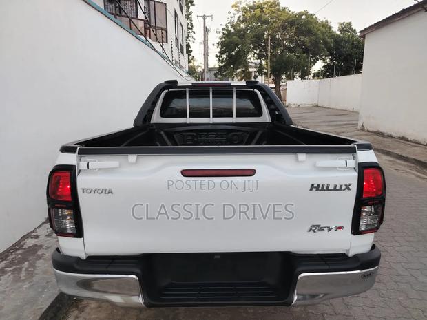 Toyota Hilux 2019 White