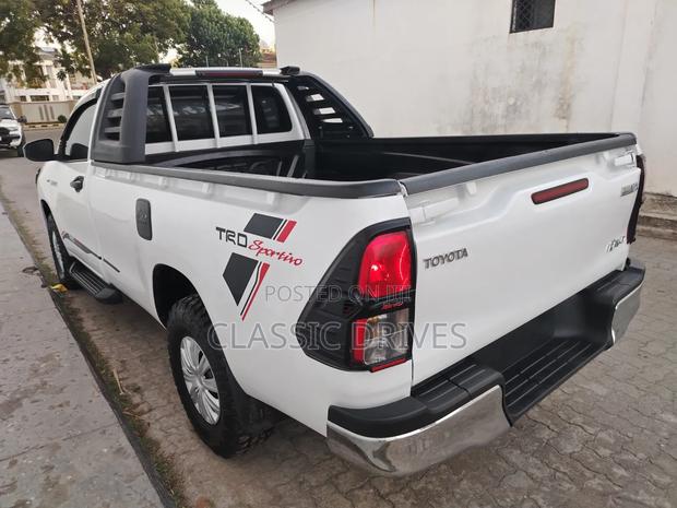 Toyota Hilux 2019 White