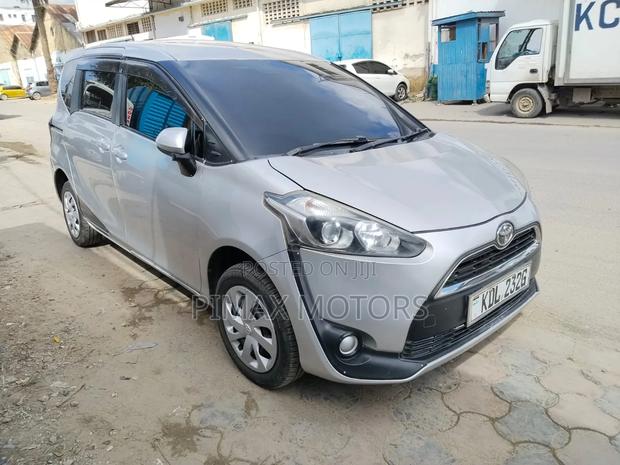 Toyota Sienta 2016 Silver