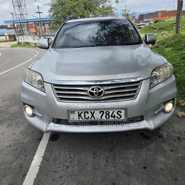 Toyota Vanguard 2012 Silver
