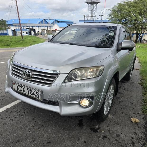 Toyota Vanguard 2012 Silver