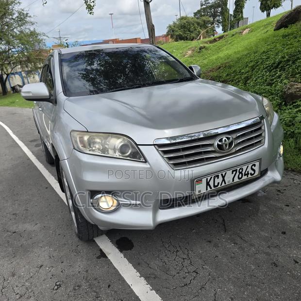 Toyota Vanguard 2012 Silver