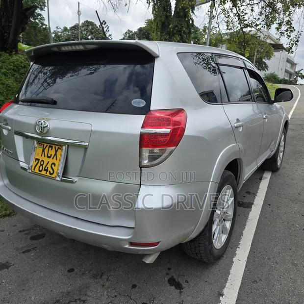 Toyota Vanguard 2012 Silver