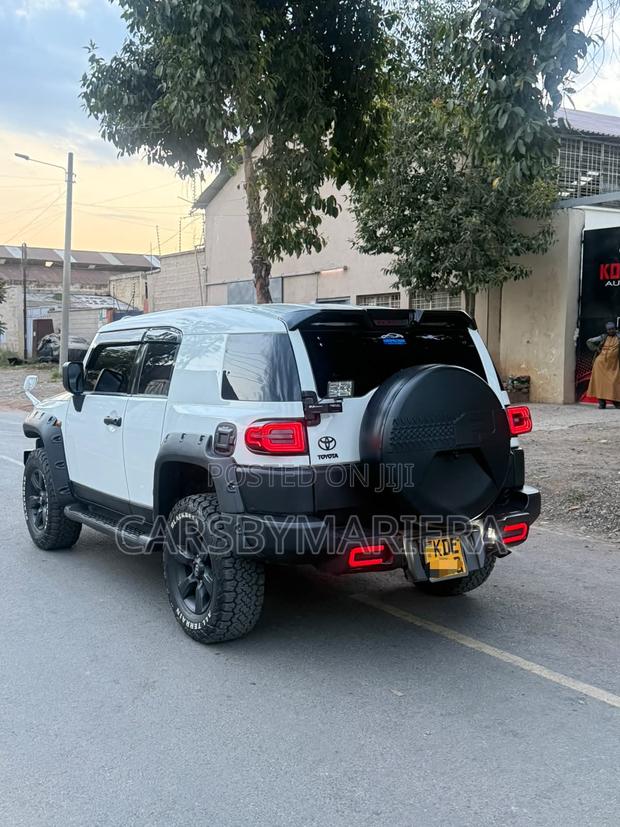Toyota FJ Cruiser 2014 White