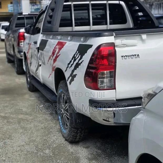 Toyota Hilux 2019 White