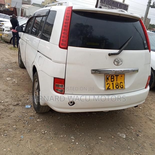 Toyota ISIS 2005 White