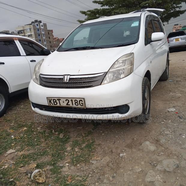 Toyota ISIS 2005 White
