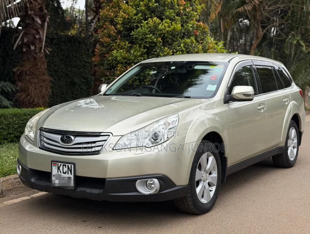 Subaru Outback 2010 Gold