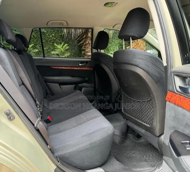 Subaru Outback 2010 Gold
