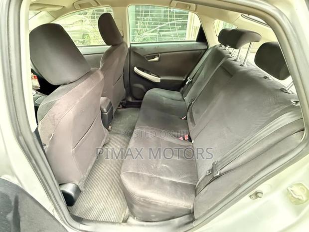 Toyota Prius 4dr Hatchback (1.8L 4cyl gas/electric hybrid CVT) 2016
