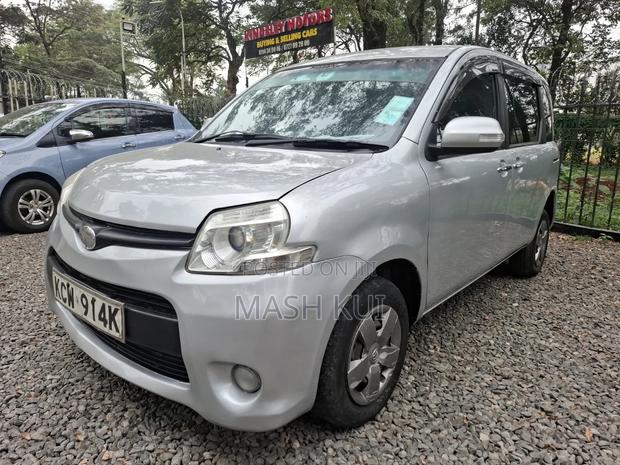 Toyota Sienta 2012 Silver