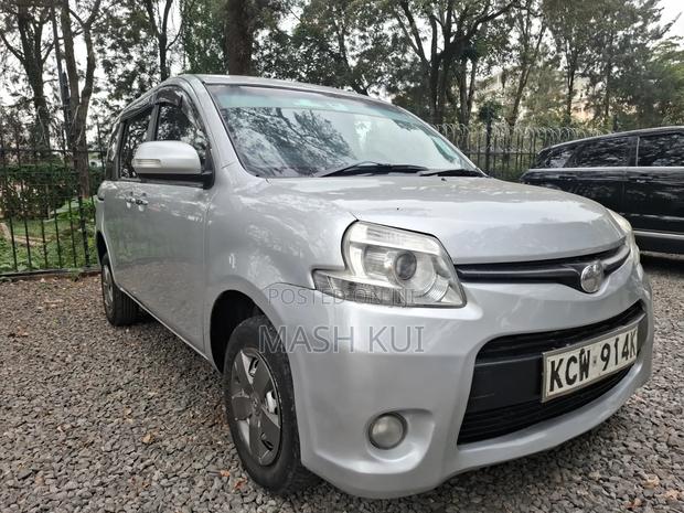Toyota Sienta 2012 Silver