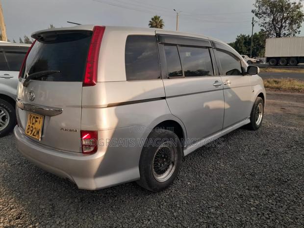 Toyota ISIS 2008 Silver