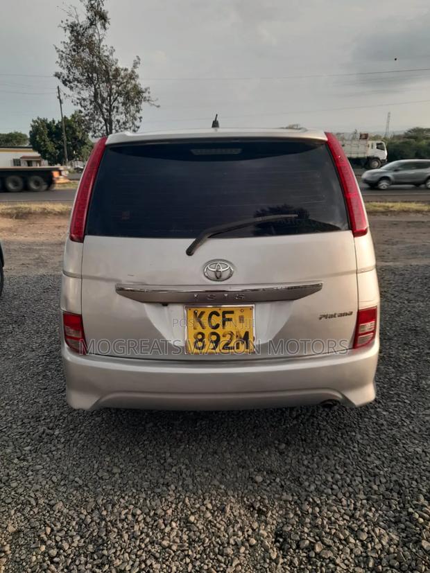 Toyota ISIS 2008 Silver