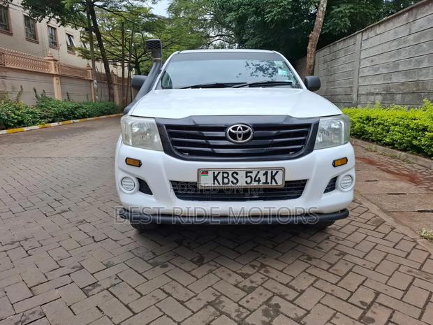 Toyota Hilux SR 4x4 2013 White