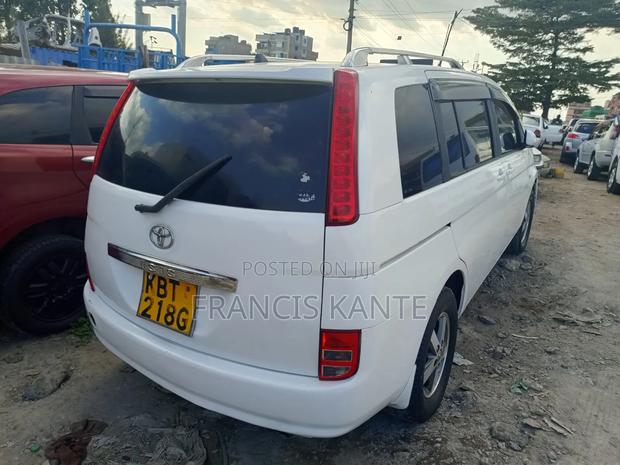 Toyota ISIS 2008 White