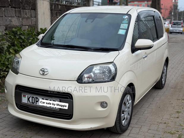 Toyota Porte 2017 Yellow