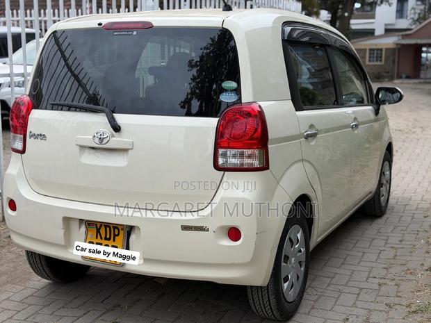 Toyota Porte 2017 Yellow