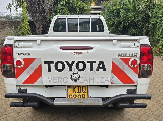 Toyota Hilux 2024 White