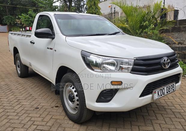 Toyota Hilux 2024 White