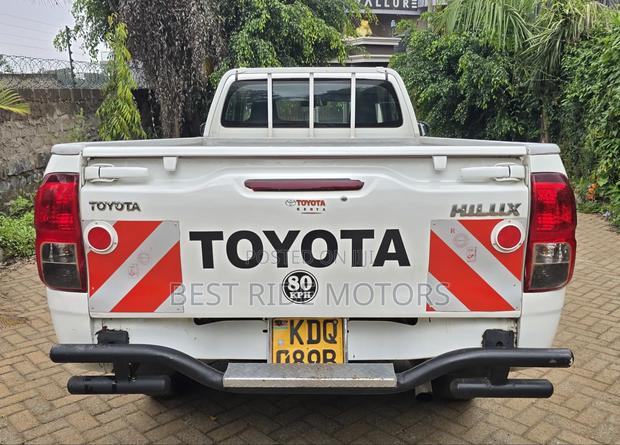 Toyota Hilux 2024 White