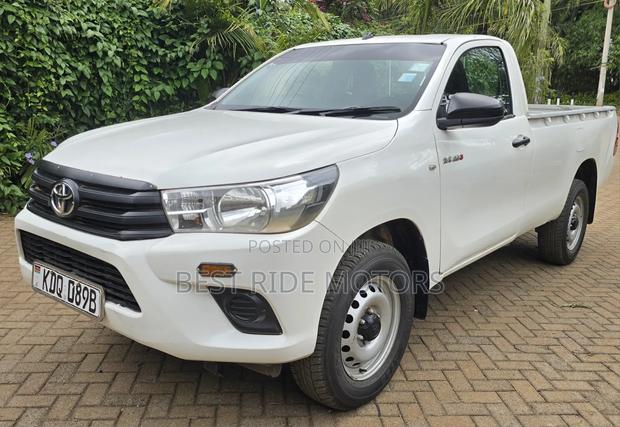Toyota Hilux 2024 White