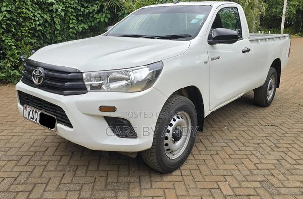 Toyota Hilux 2024 White