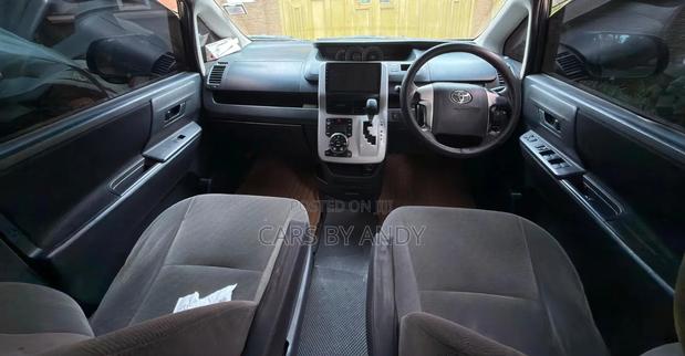 Toyota Noah 2010 Gray