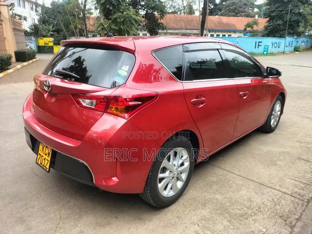 Toyota Auris 2012 Red