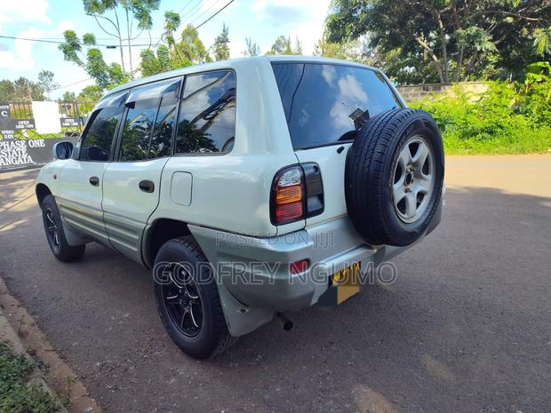 Toyota RAV4 1999 White