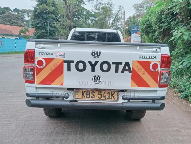 Toyota Hilux 2012 White
