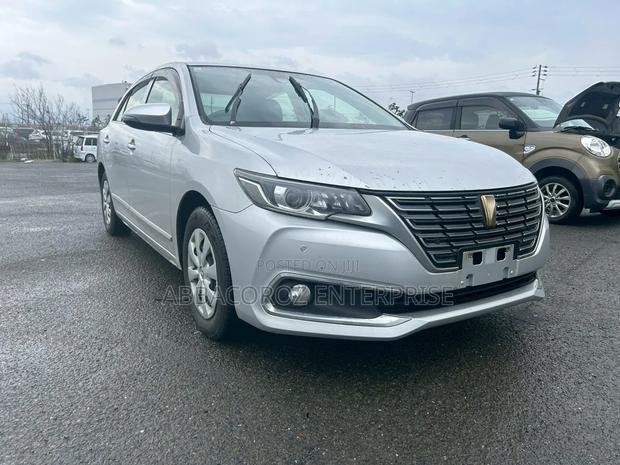 Toyota Premio 2019 Silver