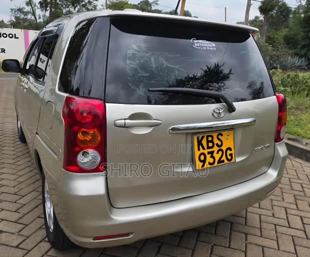 Toyota Raum 2005 Silver