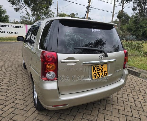 Toyota Raum 1.5 AWD 2005 Gold