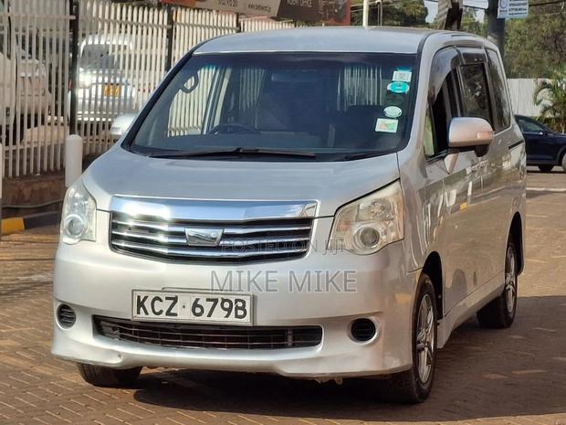 Toyota Noah 2.0 143hp FWD (8 Seater) 2013 Silver