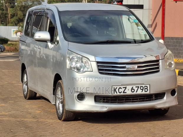 Toyota Noah 2.0 143hp FWD (8 Seater) 2013 Silver