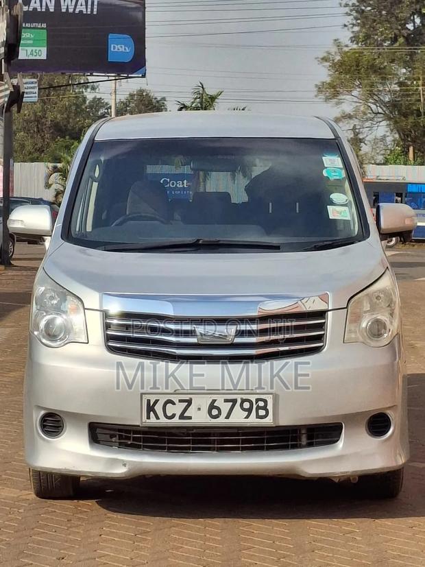 Toyota Noah 2.0 143hp FWD (8 Seater) 2013 Silver