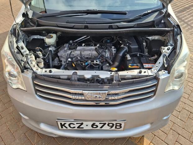 Toyota Noah 2.0 143hp FWD (8 Seater) 2013 Silver