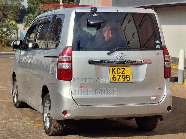 Toyota Noah 2.0 143hp FWD (8 Seater) 2013 Silver