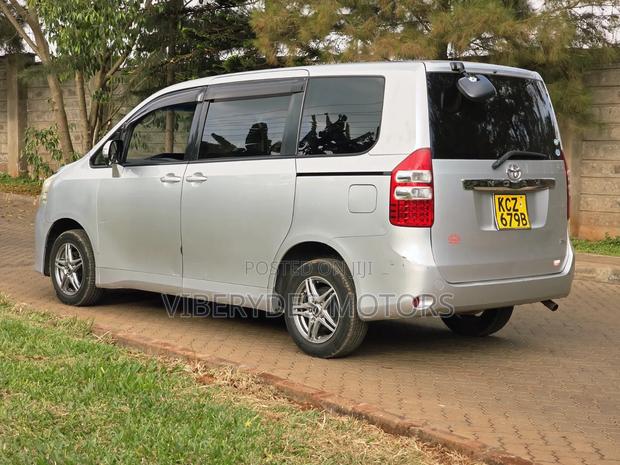 Toyota Noah 2013 Silver
