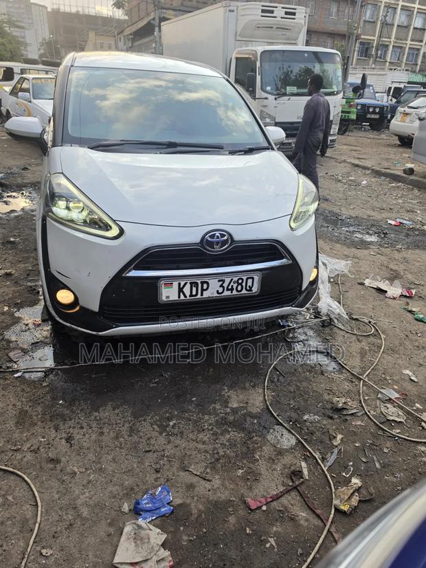 Toyota Sienta 2016 White