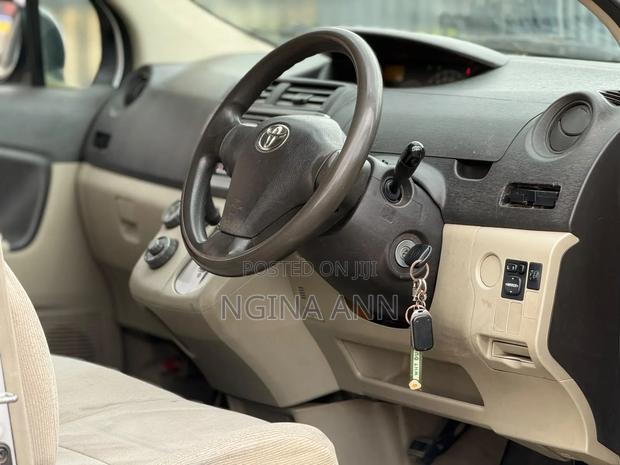 Toyota Passo Sette 2009 White