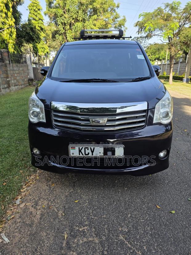 Toyota Noah 2013 Black