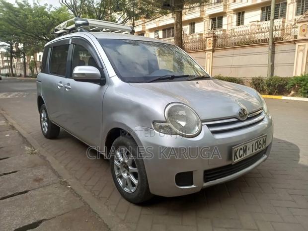 Toyota Sienta 2010 Silver