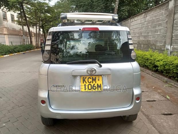 Toyota Sienta 2010 Silver