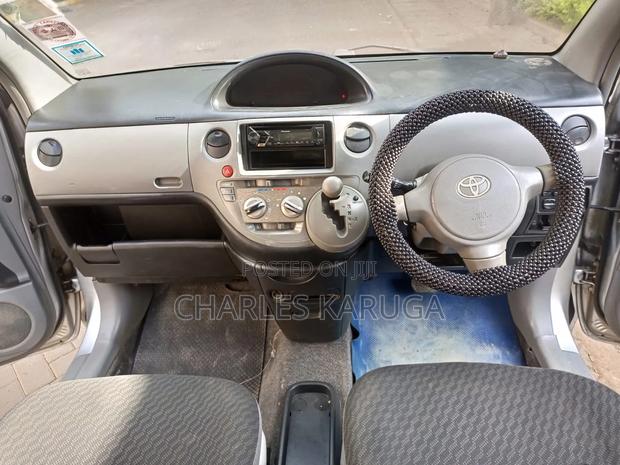Toyota Sienta 2010 Silver