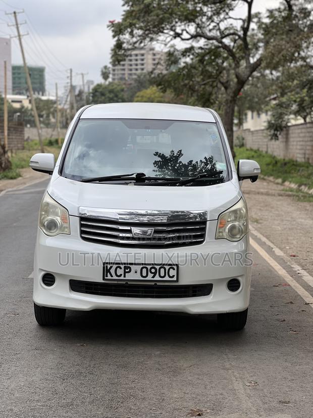 Toyota Noah 2.0 158hp FWD (8 Seater) 2012 White