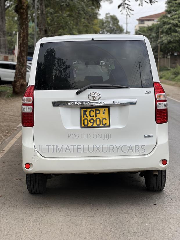 Toyota Noah 2.0 158hp FWD (8 Seater) 2012 White