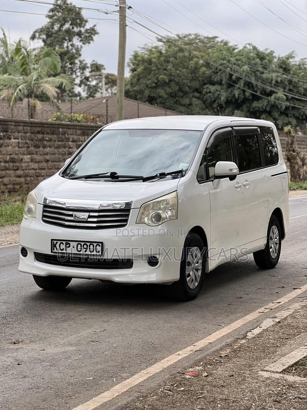 Toyota Noah 2.0 158hp FWD (8 Seater) 2012 White