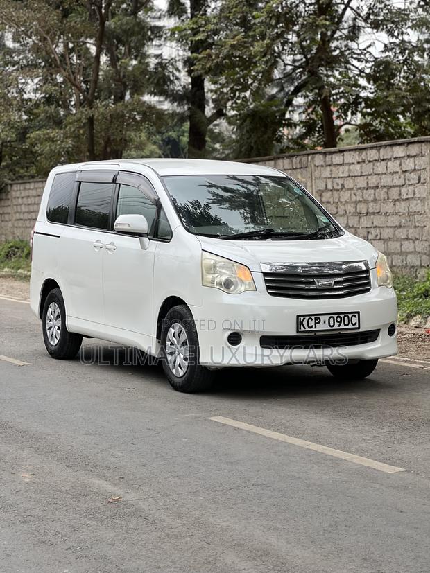 Toyota Noah 2.0 158hp FWD (8 Seater) 2012 White